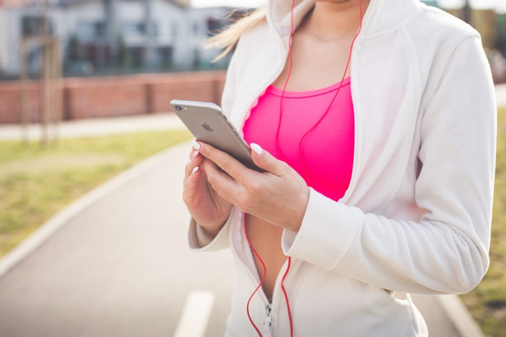 runner-with-phone